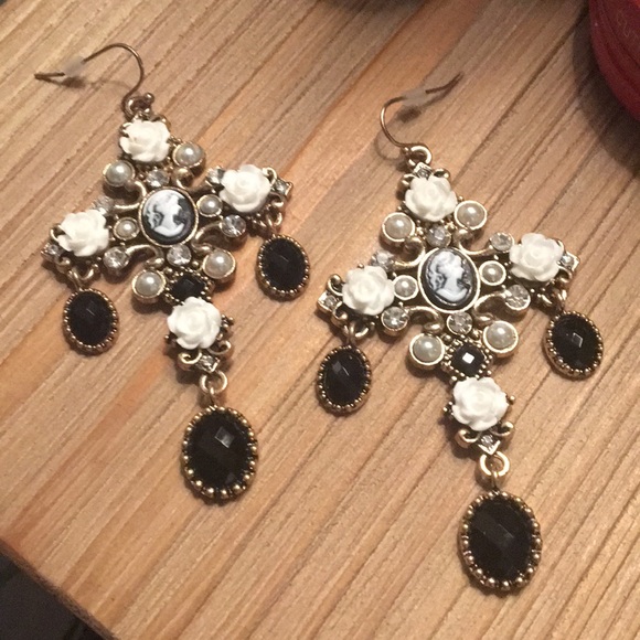 Vintage Jewelry - Vintage style earrings new without tag